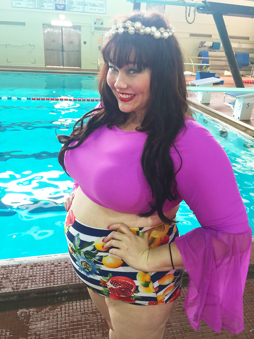 Plus Size Blogger Amber in a swimsuit, getting ready for Aquamermaid class