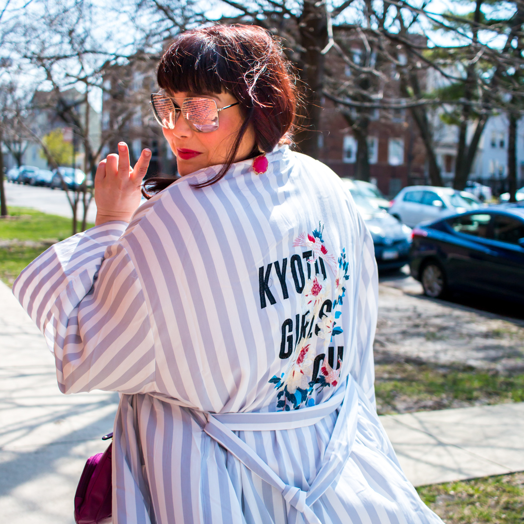 Plus Size Blogger, Chicago Blogger Wearing Kimono Robe Over Jeans, Plus Size Trend, Kimono Robe Trend