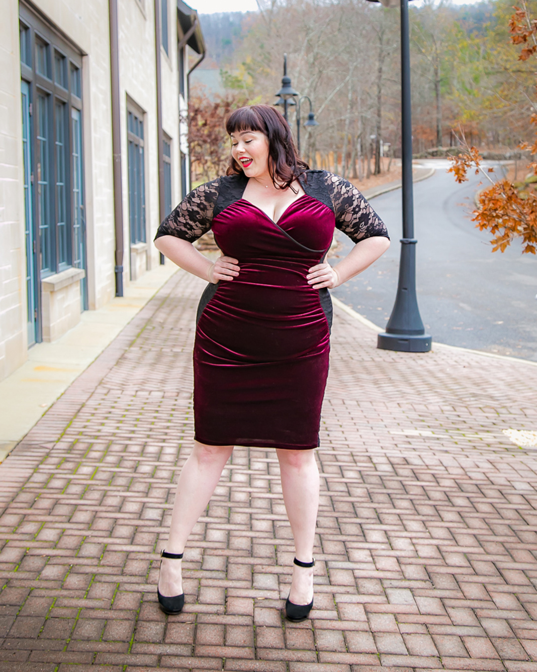 Kiyonna, Hourglass Lace Dress, velvet, Chicago Blogger, Chicago Plus Size Model, Amber McCulloch, Fashion Blogger, Style Plus Curves