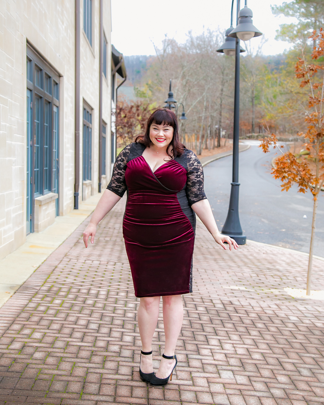 Kiyonna, Hourglass Lace Dress, velvet, Chicago Blogger, Chicago Plus Size Model, Amber McCulloch, Plus Size Blogger, Style Plus Curves