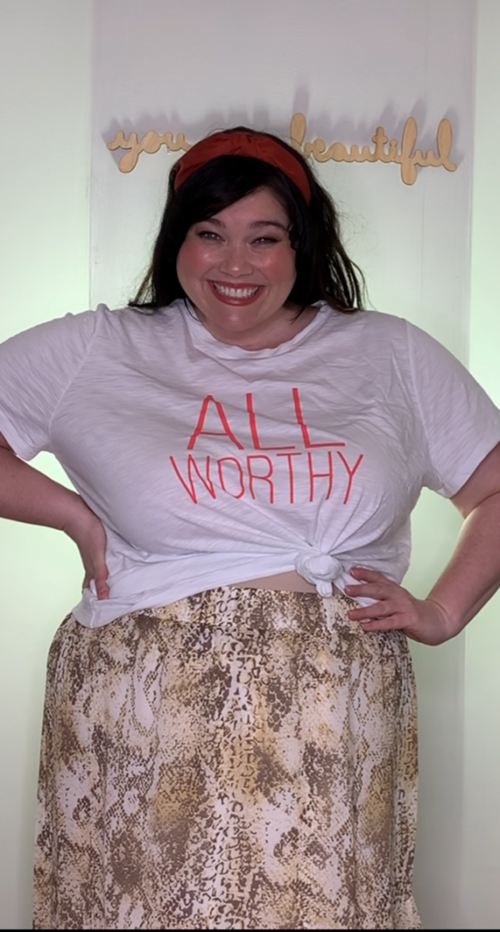 Chicago Plus Size Blogger Style Plus Curves wears the graphic tee from Hunter McGrady's new QVC collection, All Worthy.