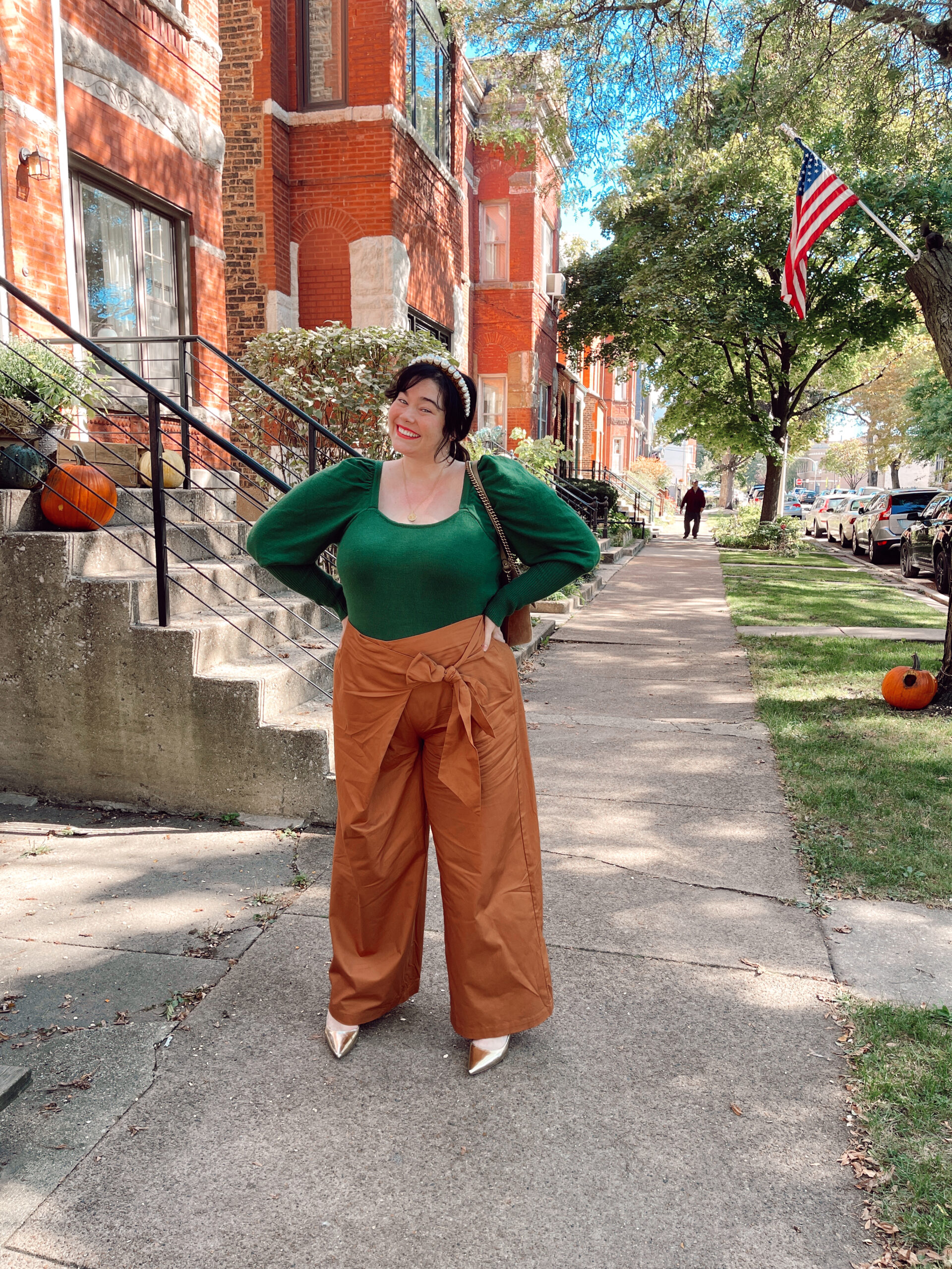 plus size blogger wearing a green and tan outfit for fall